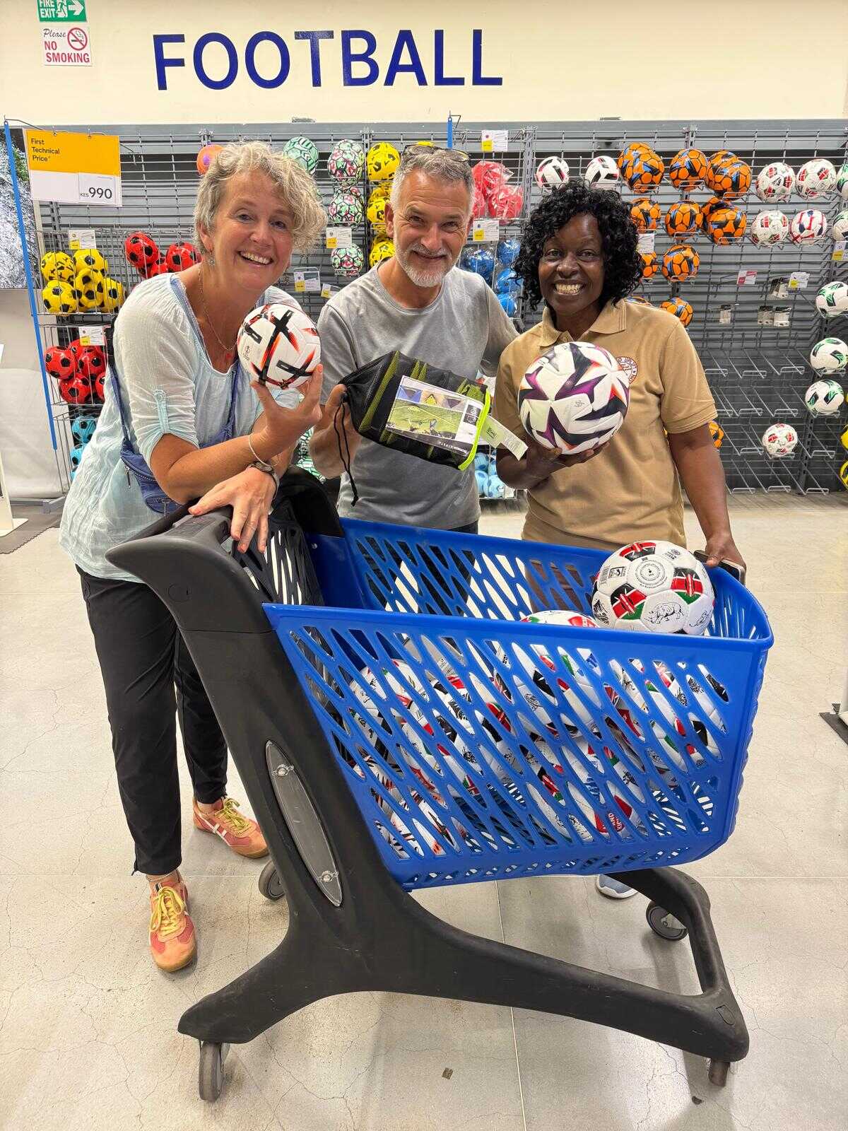 Einkauf neuer Fußbälle für Kinder in Kenia bei Decathlon